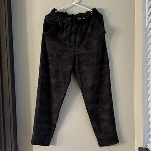 Lululemon Keep Moving 7/8 length Luxtreme Black Camo Pants W8